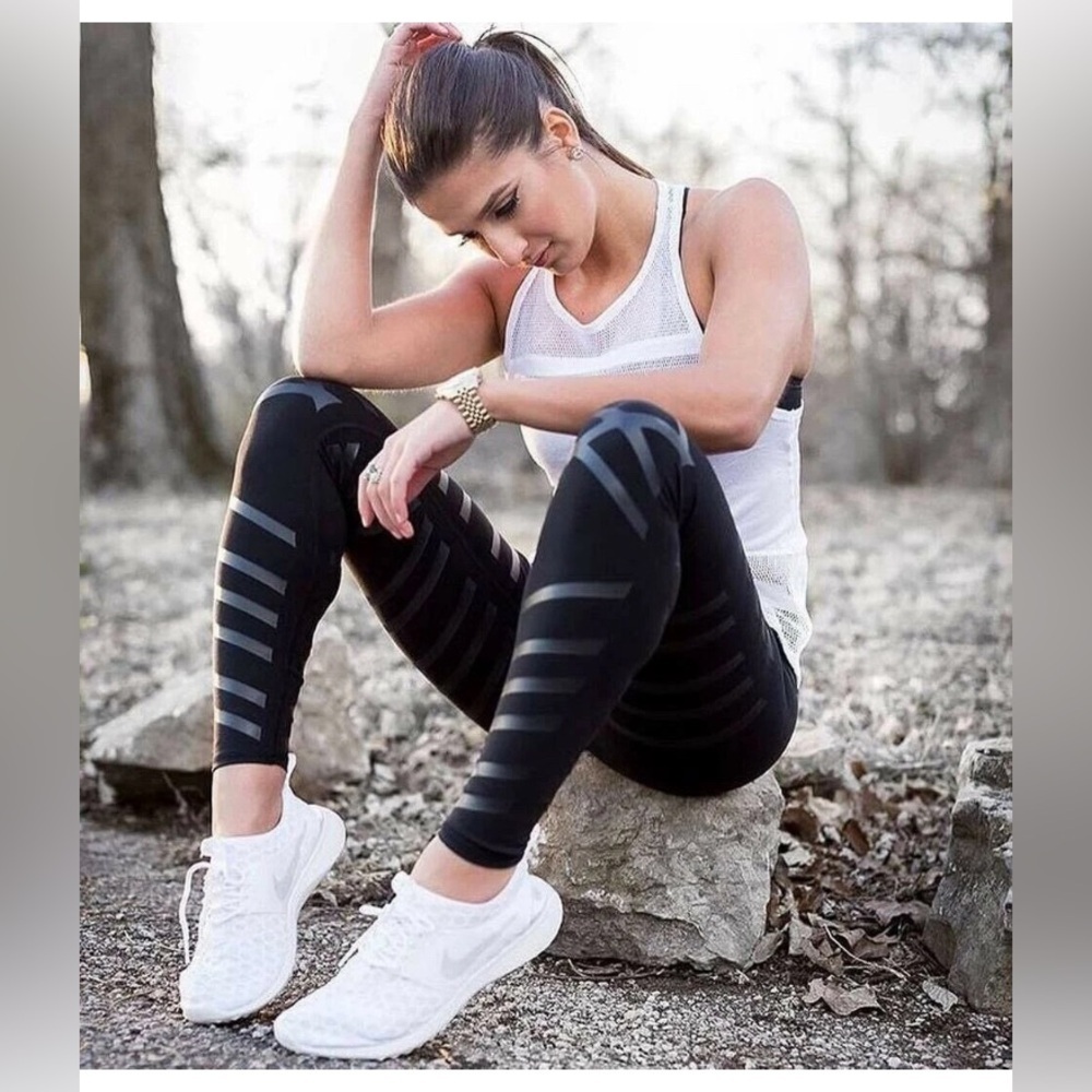 ALO YOGA Airbrush Black Lineal Diagonal Stripe Leggings S Hailey Bieber - Picture 2 of 4